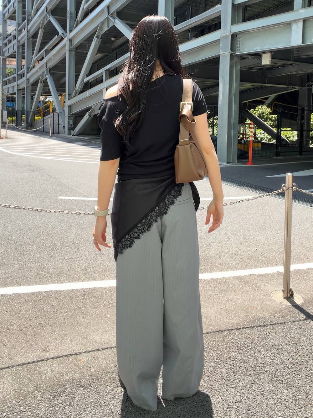 グレー系のその他パンツ、ブラウン系のショルダーバッグ、ブラック系のサンダルを着用したレディースの春コーディネートの3枚目の写真