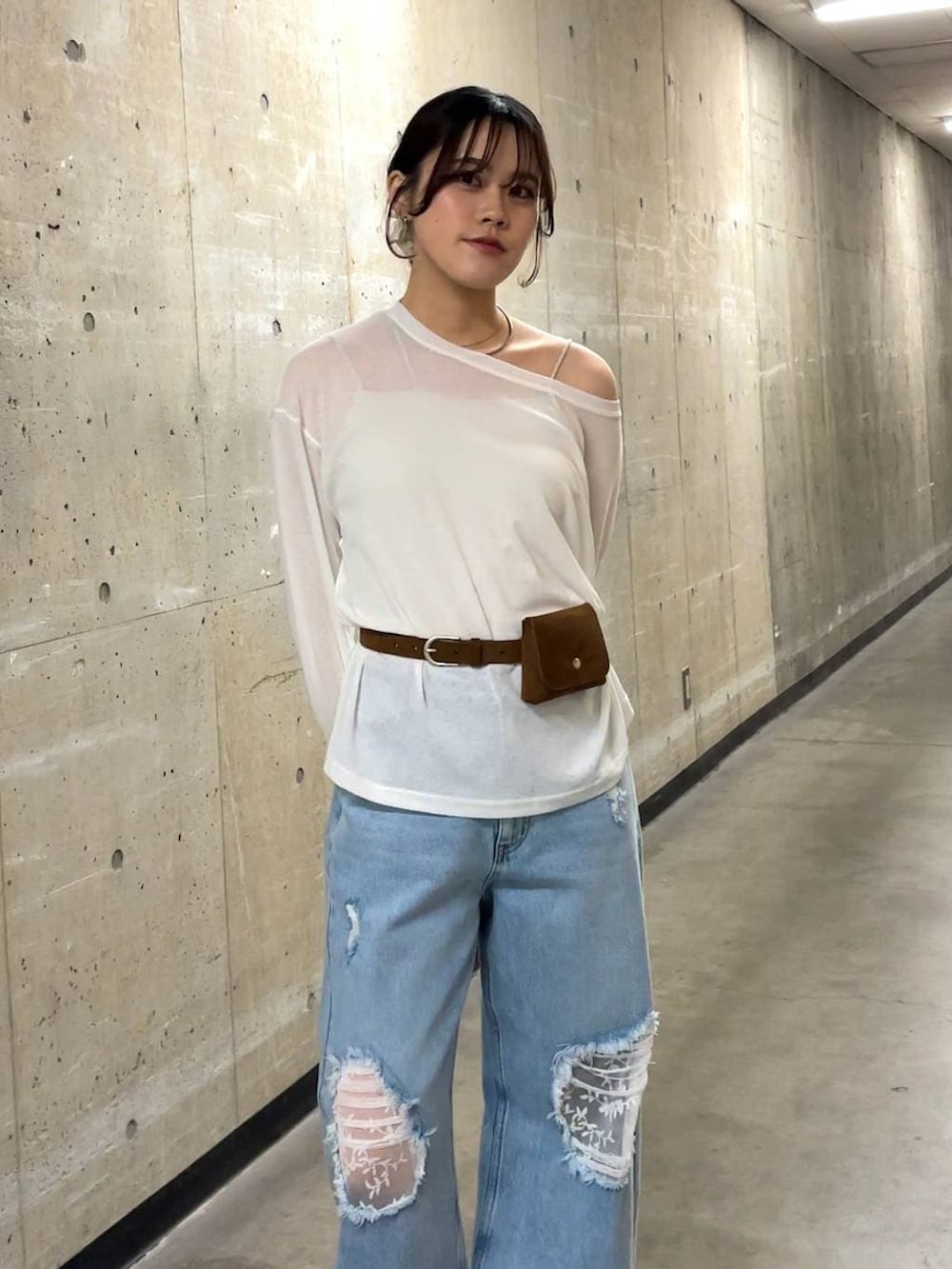 ホワイト系のTシャツ/カットソー、ブルー系のデニムパンツ、ブラック系のサンダルを着用したレディースの春コーディネートの6枚目の写真