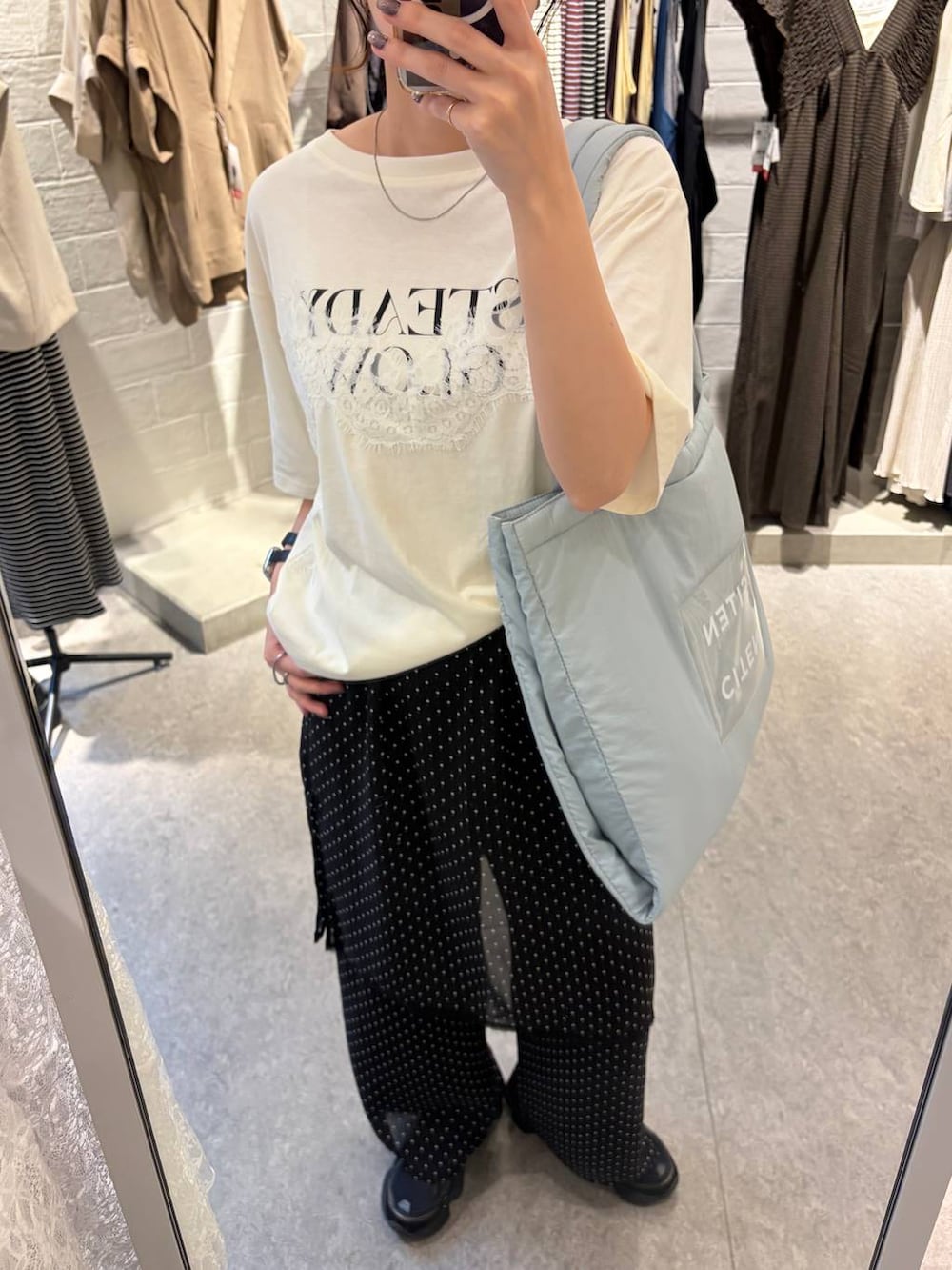 ブラック系のその他パンツ、ベージュ系のTシャツ/カットソーを着用したレディースの夏コーディネートの2枚目の写真