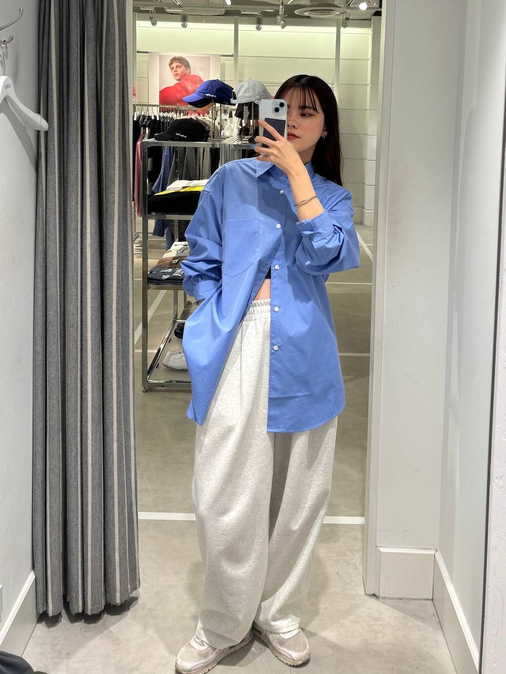 グレー系のスウェットパンツ、ブルー系のシャツ/ブラウス、ブラック系のライダースジャケットを着用したレディースの秋コーディネートの3枚目の写真