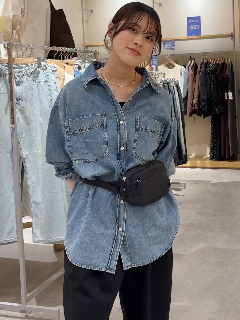 ブラック系のスウェットパンツ、ブルー系のシャツ/ブラウス、ブラック系のボディバッグ/ウエストポーチを着用したレディースの春コーディネートの6枚目の写真