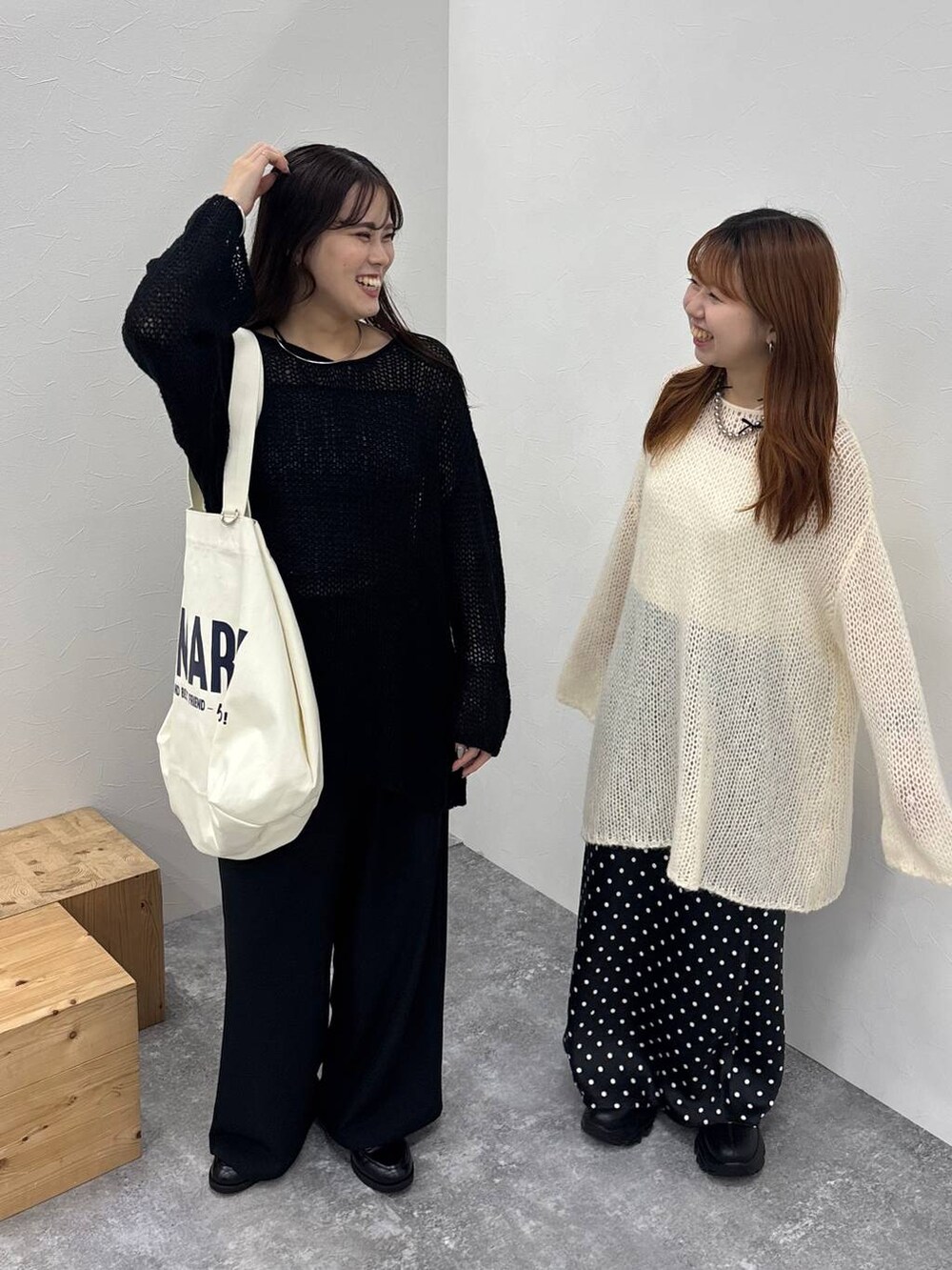 ブラック系のブーツ、ブラック系のキャミソール、ブラック系のスカートを着用したレディースの秋コーディネートの4枚目の写真