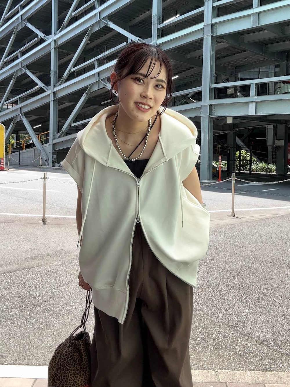 「着痩せ・細見え、高見え、体型カバー、春コーデ、ローリーズスタイル_LOWRYS FARM、LOWRYS FARM、春色、春服みてみて、夏コーデ、カジュアル、カジュアルコーデ、スウェット、スウェットパンツ」｜「LOWRYS FARMのカンドウフィットグルカ 283656（サンダル、ブラック系）」を使った、kuboさん（レディース・161cm）の夏コーディネートの2枚目の写真