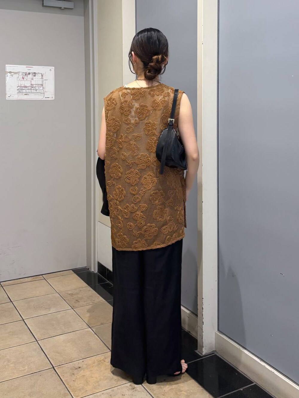 ホワイト系のTシャツ/カットソー、ブラック系のトートバッグ、ブラック系のサンダルを着用したレディースの春コーディネートの4枚目の写真