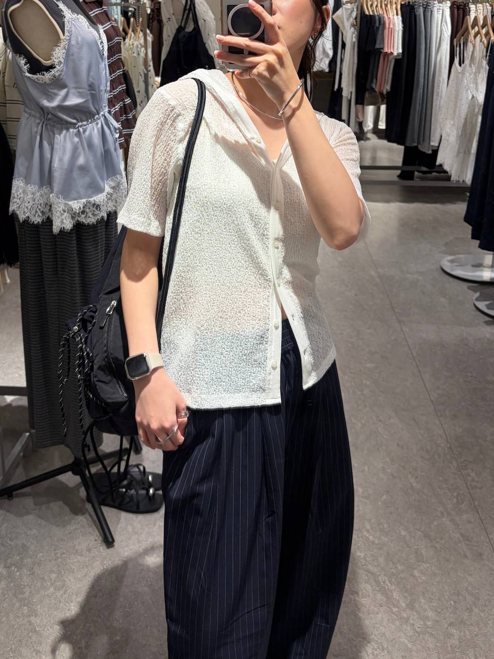 ホワイト系のシャツ/ブラウス、ブルー系のその他パンツ、ブラック系のバックパック/リュックを着用したレディースの夏コーディネートの3枚目の写真
