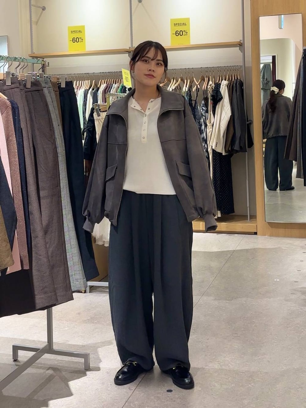 グレー系のその他パンツ、グレー系のブルゾン、ブラック系のローファーを着用したレディースの秋コーディネートの6枚目の写真