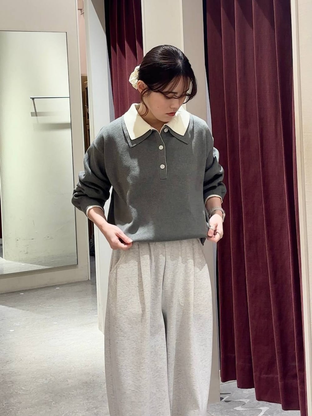 グレー系のスウェットパンツ、ブラック系のローファー、グレー系のニット/セーターを着用したレディースの冬コーディネートの6枚目の写真