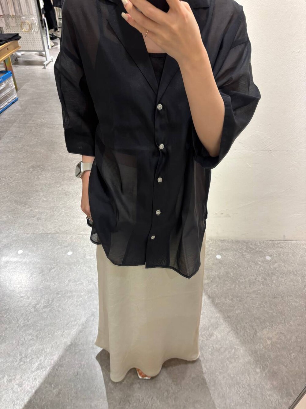 ホワイト系のスカート、シルバー系のサンダル、ブラック系のシャツ/ブラウスを着用したレディースの夏コーディネートの6枚目の写真