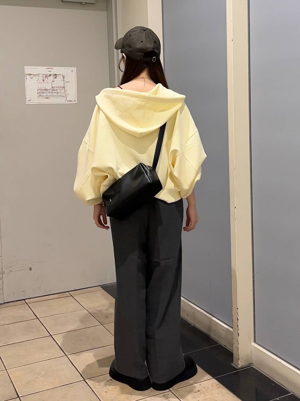 グレー系のサロペット/オーバーオール、ブラック系のショルダーバッグ、ブラック系のキャミソールを着用したレディースの秋コーディネートの3枚目の写真