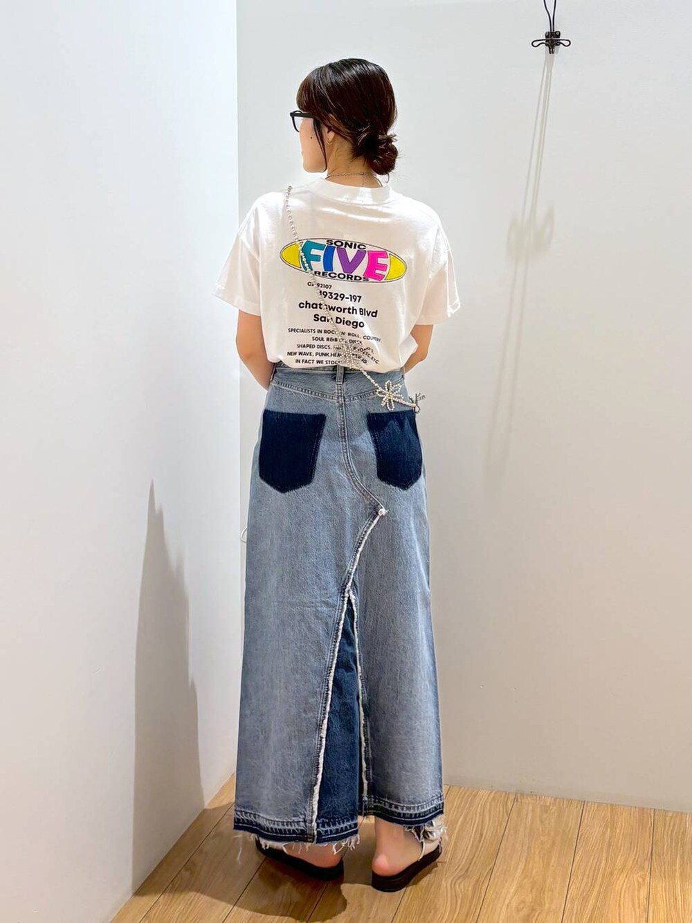 「着痩せ・細見え、高見え、体型カバー、夏コーデ、ローリーズスタイル_LOWRYS FARM、LOWRYS FARM、ラフ、キッズ服、キッズ、Tシャツ、スカート、カジュアル、カジュアルコーデ」|「LOWRYS FARMのBIGネオンTEE 103008(Tシャツ/カットソー、ホワイト系)」を使った、kuboさん(レディース・161cm)の夏コーディネートの2枚目の写真