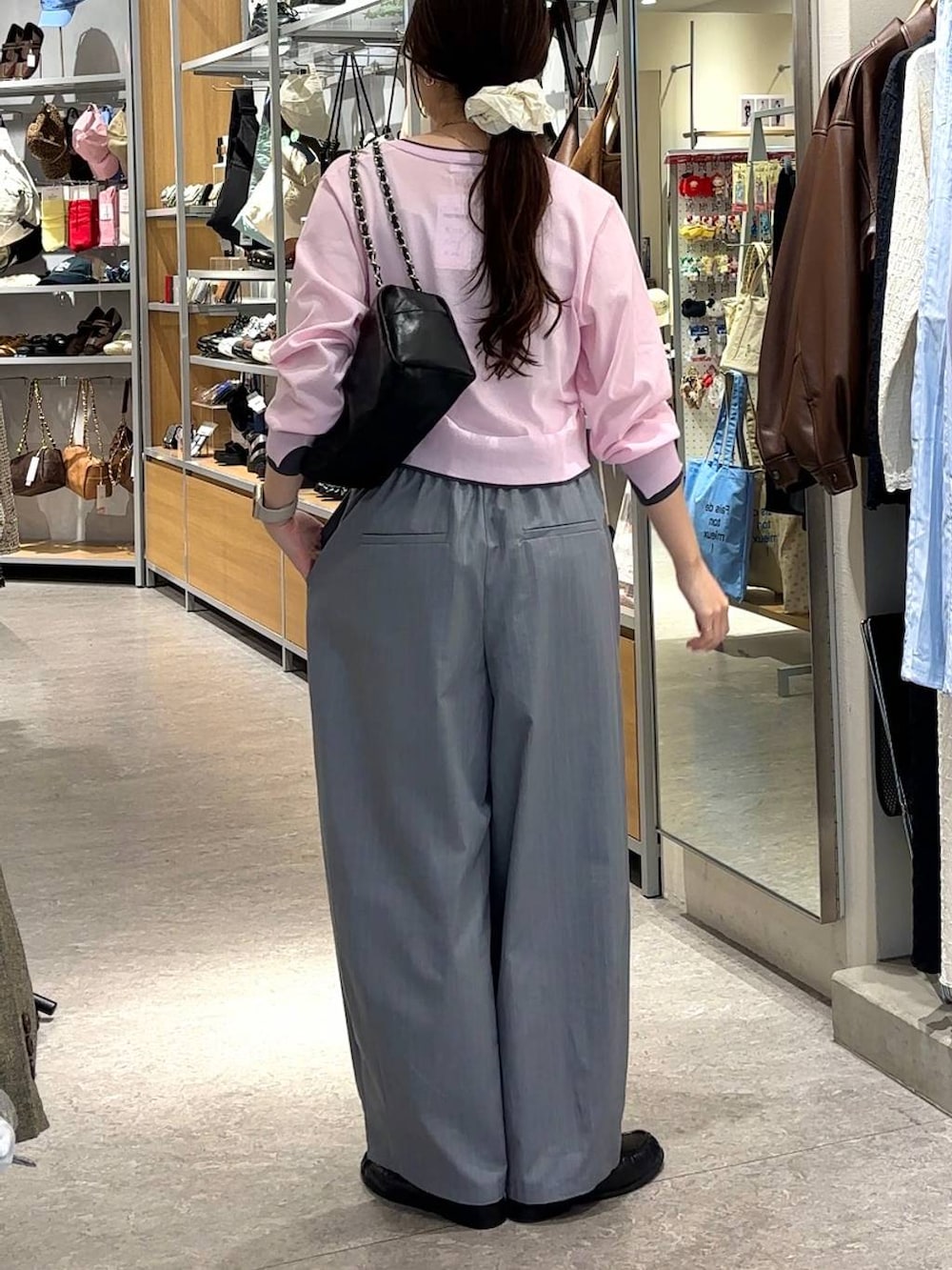 シルバー系のタンクトップ、グレー系のその他パンツ、ブラック系のショルダーバッグを着用したレディースの春コーディネートの3枚目の写真