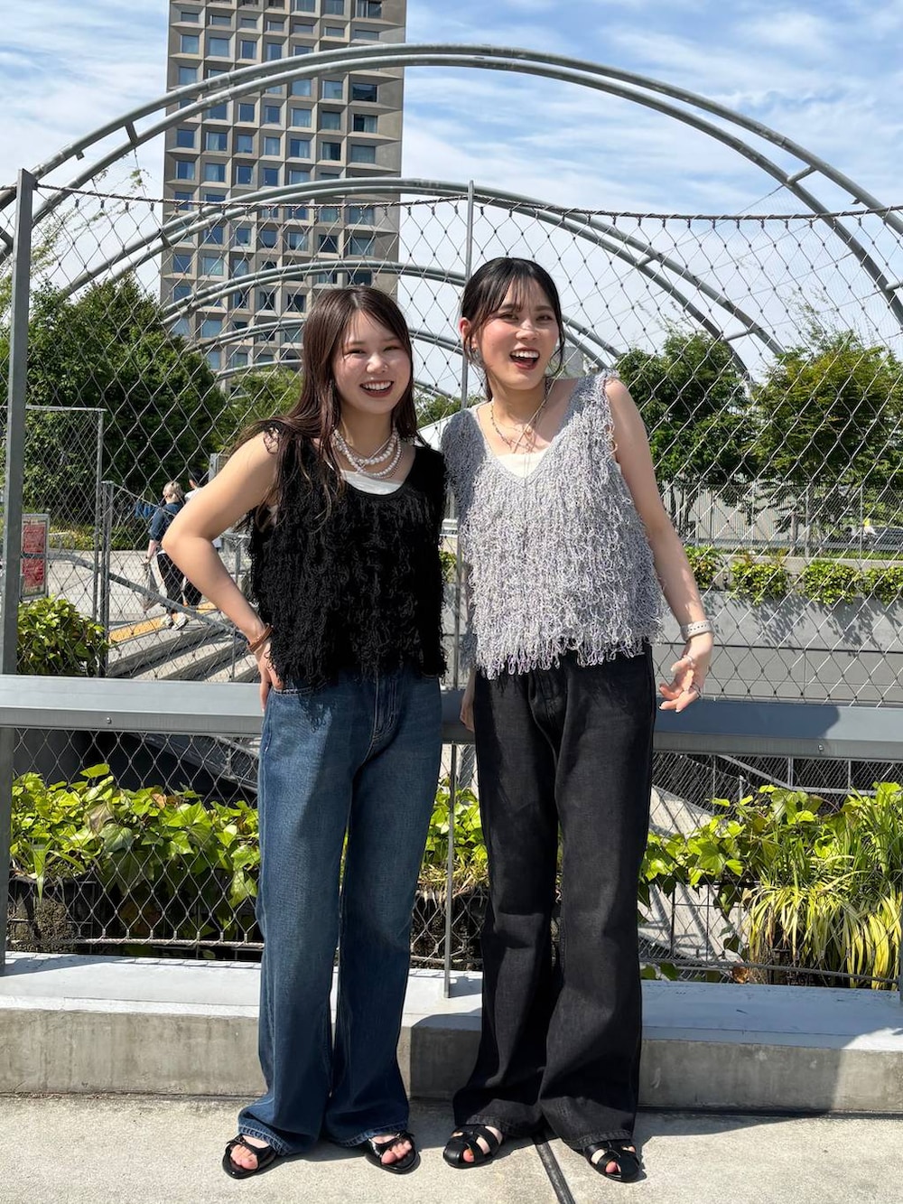「春コーデ、ローリーズスタイル_LOWRYS FARM、LOWRYS FARM、春色、春服みてみて、ニットベスト、着痩せ・細見え、高見え、体型カバー、ベスト、デニムパンツ、フレアパンツ」|「LOWRYS FARMのパールタレンネックレス 249411(ネックレス、ベージュ系)」を使った、kuboさん(レディース・161cm)の春コーディネートの2枚目の写真