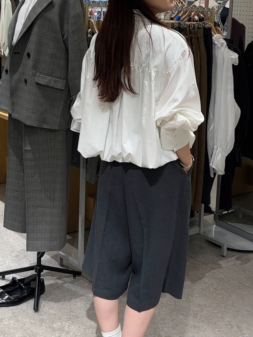 グレー系のその他パンツ、ブラック系のサンダル、ホワイト系のシャツ/ブラウスを着用したレディースの秋コーディネートの7枚目の写真