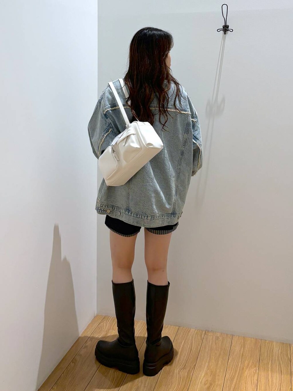 「着痩せ・細見え、高見え、体型カバー、ローリーズスタイル_LOWRYS FARM、LOWRYS FARM、秋コーデ、秋冬新作、秋服準備はじめました、アウター、ジャケット、ジャケットスタイル、デニムジャケット、ブーツ、ショートパンツ、カジュアル」｜「LOWRYS FARMのリッタイポケツキボストン 128529（ボストンバッグ、ホワイト系）」を使った、kuboさん（レディース・161cm）の秋コーディネートの4枚目の写真