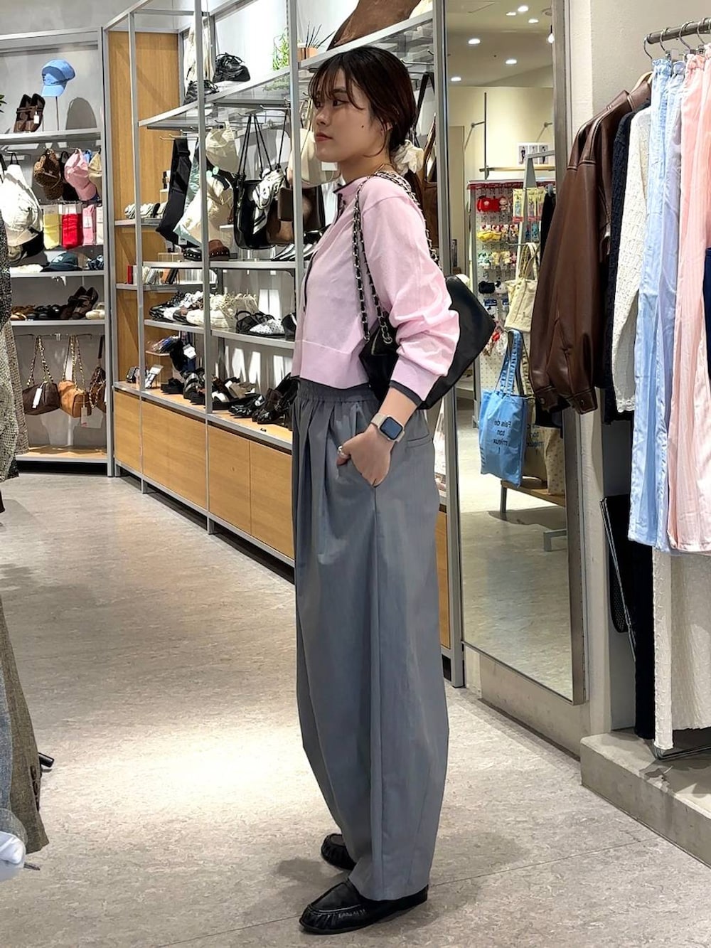 シルバー系のタンクトップ、グレー系のその他パンツ、ブラック系のショルダーバッグを着用したレディースの春コーディネートの2枚目の写真