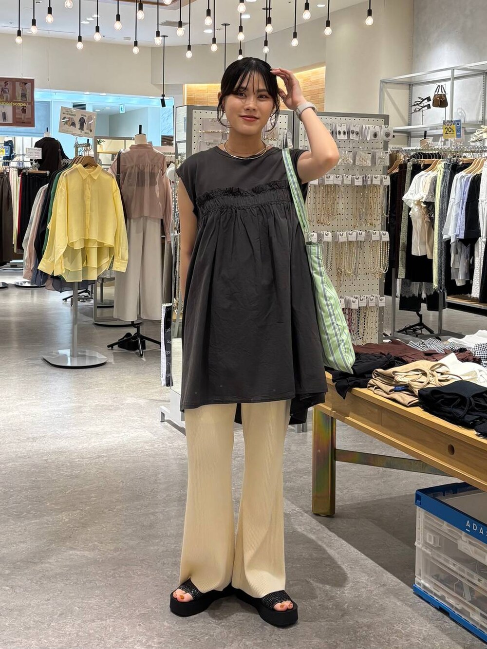 ブラック系のサンダル、その他のトートバッグ、ベージュ系のその他パンツを着用したレディースの夏コーディネートの4枚目の写真