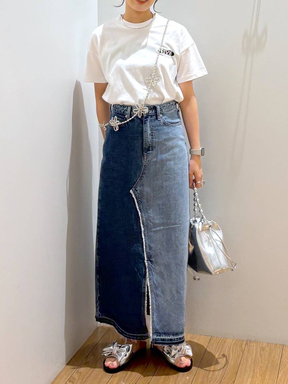 「着痩せ・細見え、高見え、体型カバー、夏コーデ、ローリーズスタイル_LOWRYS FARM、LOWRYS FARM、ラフ、キッズ服、キッズ、Tシャツ、スカート、カジュアル、カジュアルコーデ」|「LOWRYS FARMのBIGネオンTEE 103008(Tシャツ/カットソー、ホワイト系)」を使った、kuboさん(レディース・161cm)の夏コーディネートの4枚目の写真