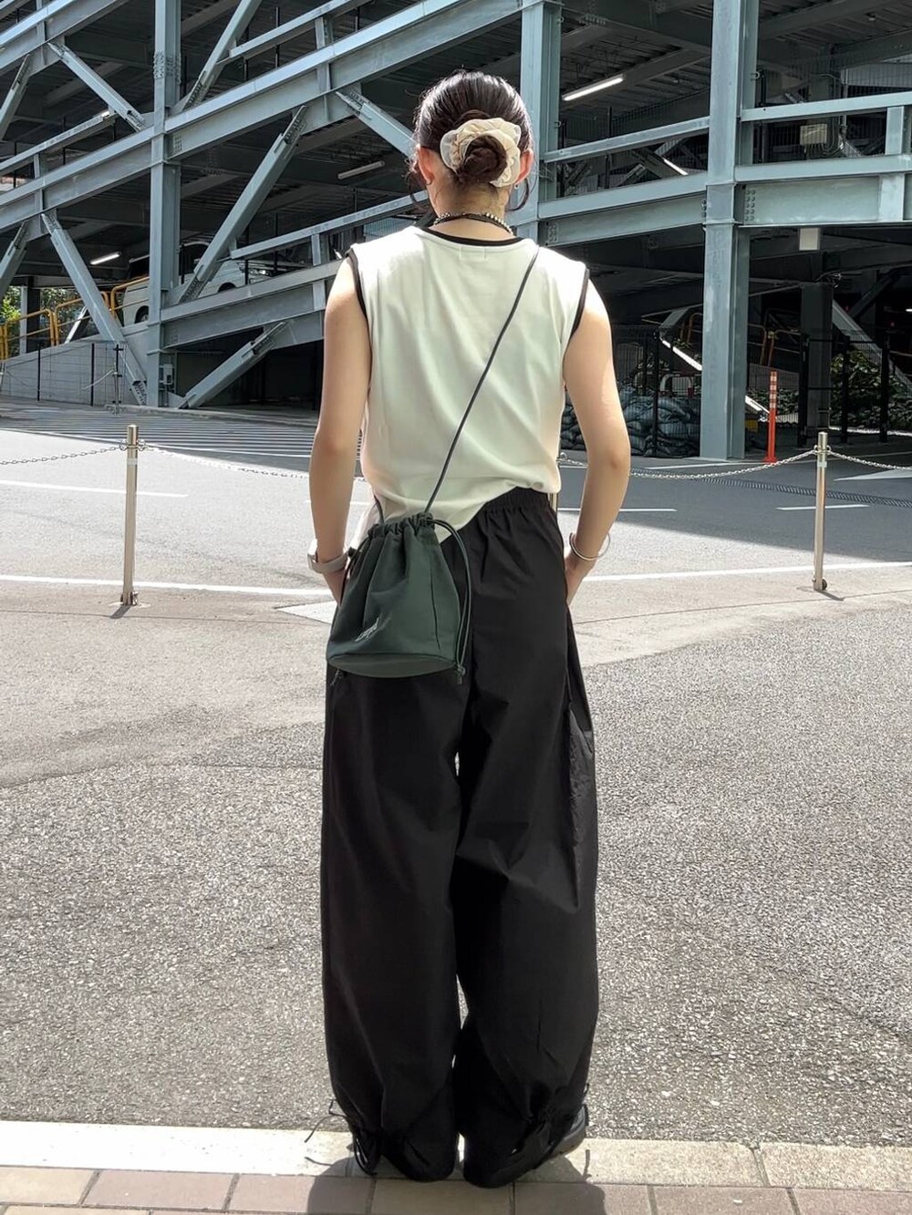 ブラック系のサンダル、グリーン系のショルダーバッグ、ブラック系のその他パンツを着用したレディースの夏コーディネートの4枚目の写真