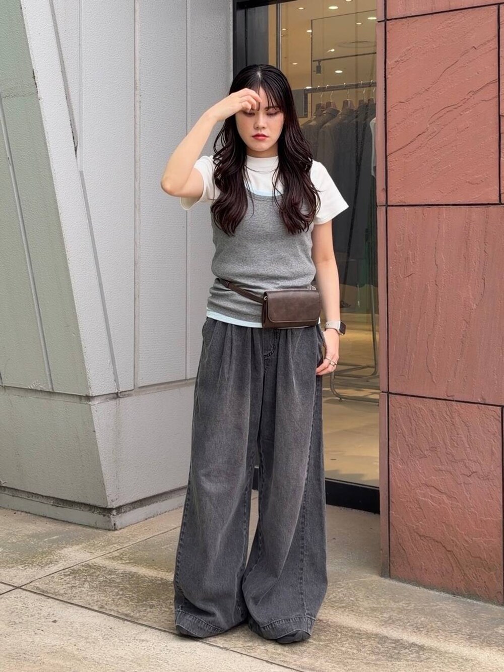 ブルー系のタンクトップ、グレー系のタンクトップ、ホワイト系のTシャツ/カットソーを着用したレディースの夏コーディネートの5枚目の写真