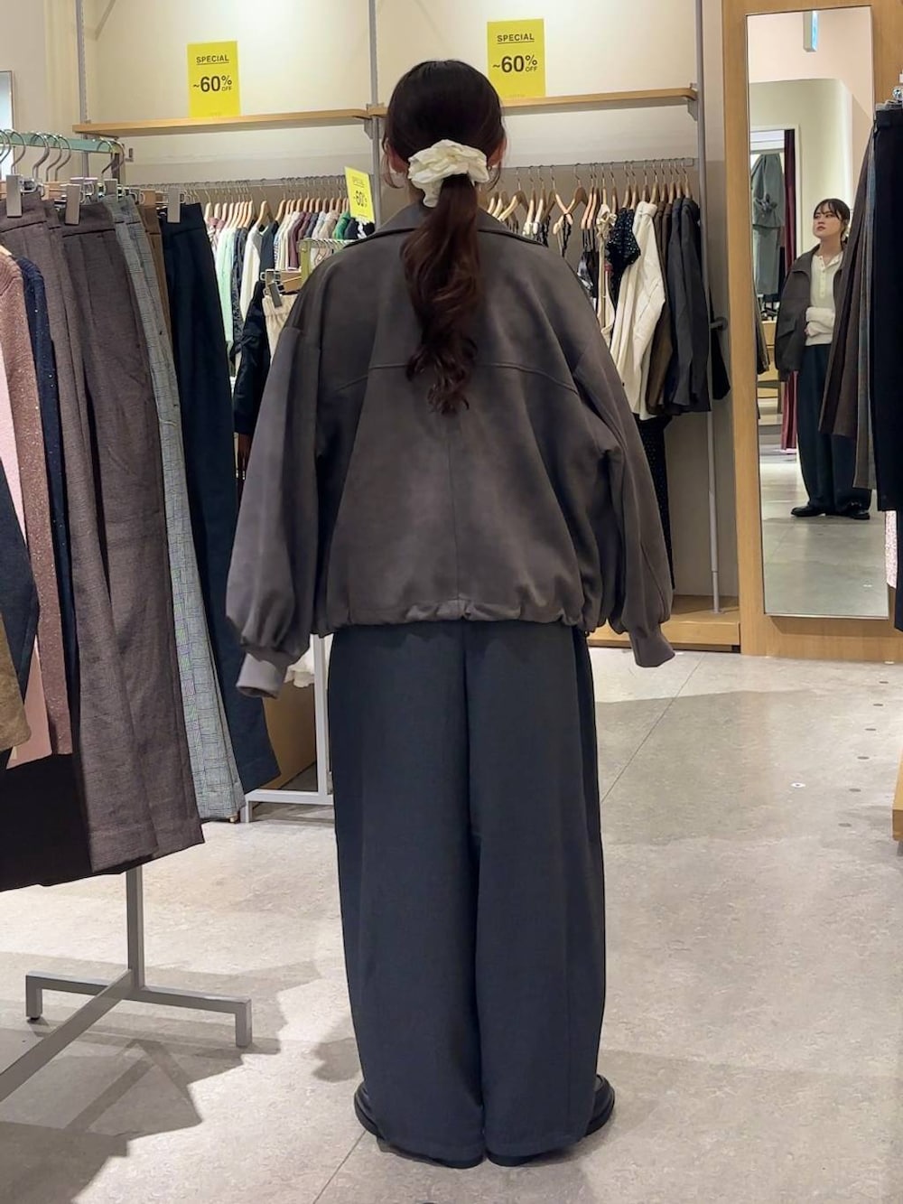 グレー系のその他パンツ、グレー系のブルゾン、ブラック系のローファーを着用したレディースの秋コーディネートの3枚目の写真