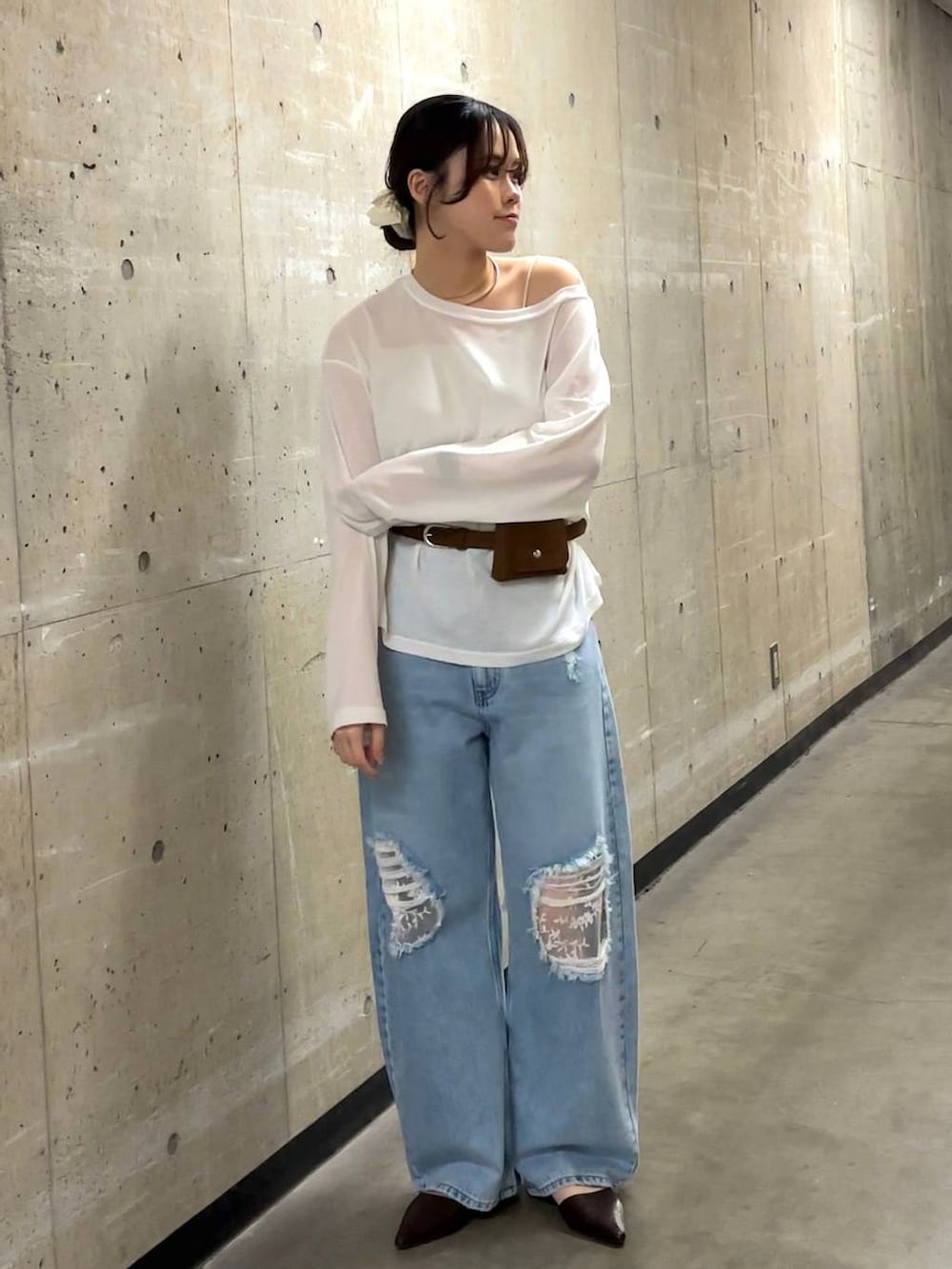 ホワイト系のTシャツ/カットソー、ブルー系のデニムパンツ、ブラック系のサンダルを着用したレディースの春コーディネートの4枚目の写真