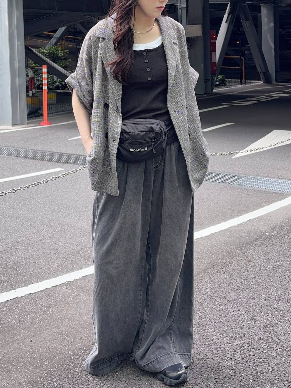 ブラック系のタンクトップ、ブラック系のデニムパンツ、シルバー系のチョーカーを着用したレディースの夏コーディネートの6枚目の写真