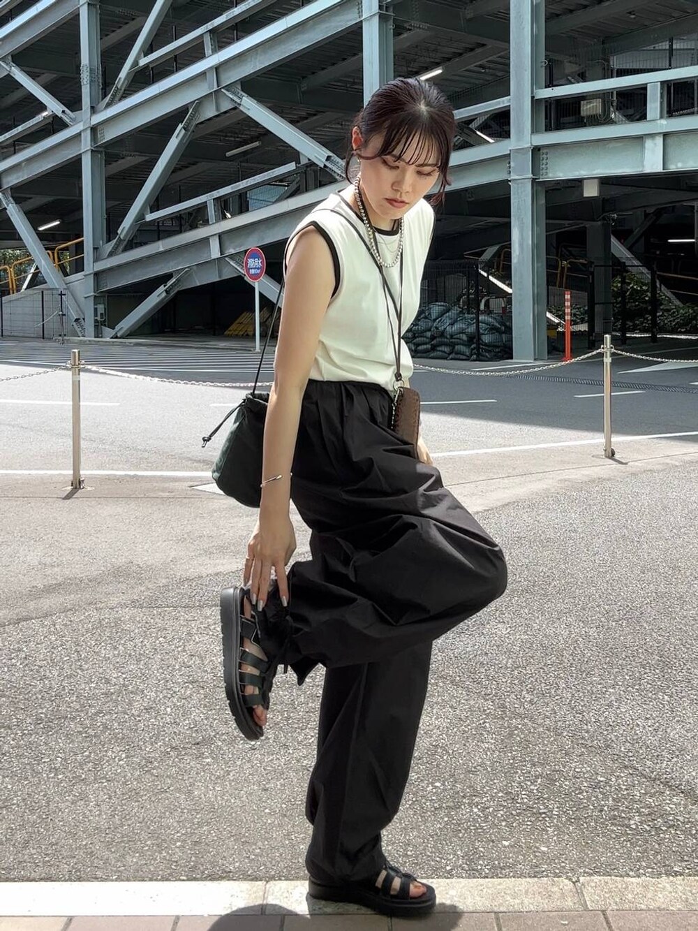 ブラック系のサンダル、グリーン系のショルダーバッグ、ブラック系のその他パンツを着用したレディースの夏コーディネートの5枚目の写真