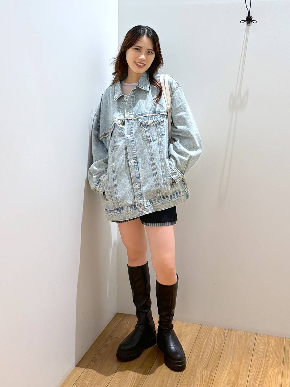 「着痩せ・細見え、高見え、体型カバー、ローリーズスタイル_LOWRYS FARM、LOWRYS FARM、秋コーデ、秋冬新作、秋服準備はじめました、アウター、ジャケット、ジャケットスタイル、デニムジャケット、ブーツ、ショートパンツ、カジュアル」｜「LOWRYS FARMのリッタイポケツキボストン 128529（ボストンバッグ、ホワイト系）」を使った、kuboさん（レディース・161cm）の秋コーディネートの2枚目の写真