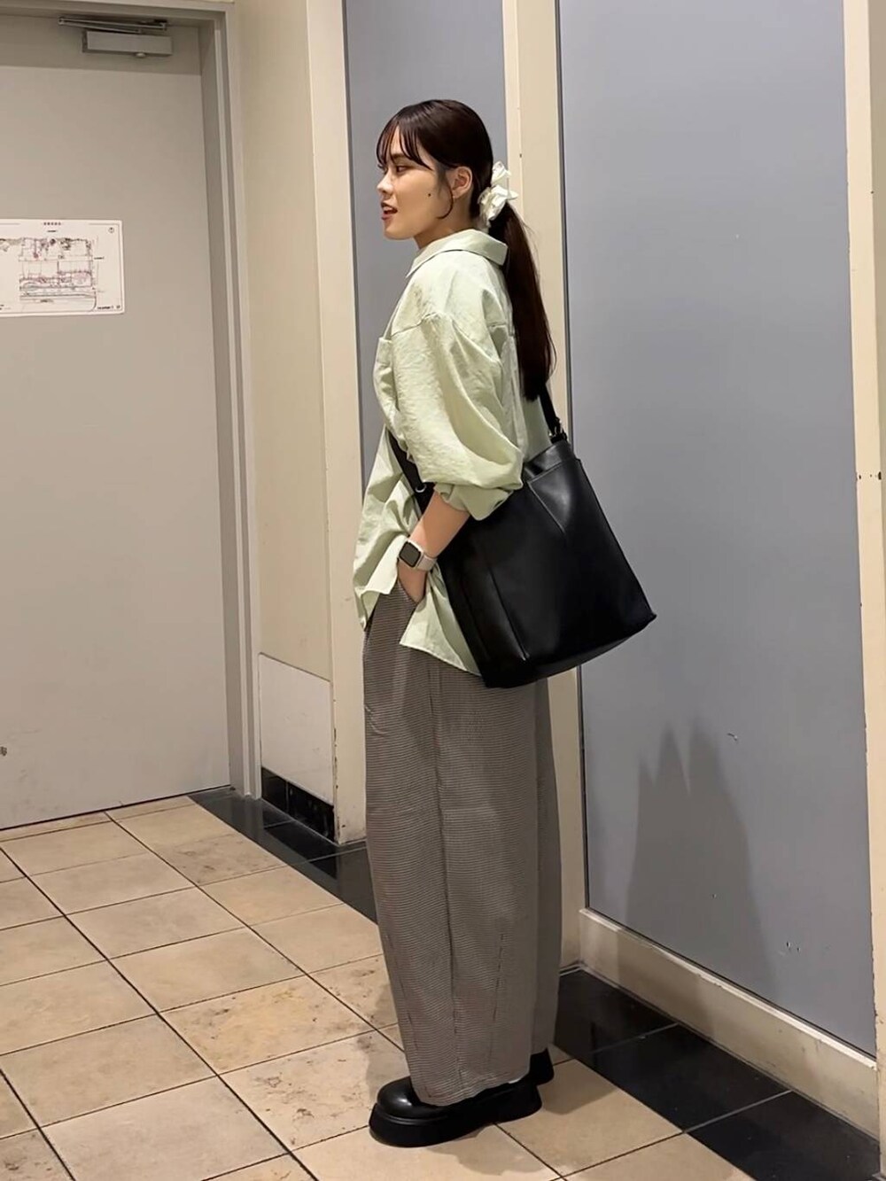 その他のその他パンツ、ブラック系のサンダル、ブラック系のショルダーバッグを着用したレディースの秋コーディネートの2枚目の写真