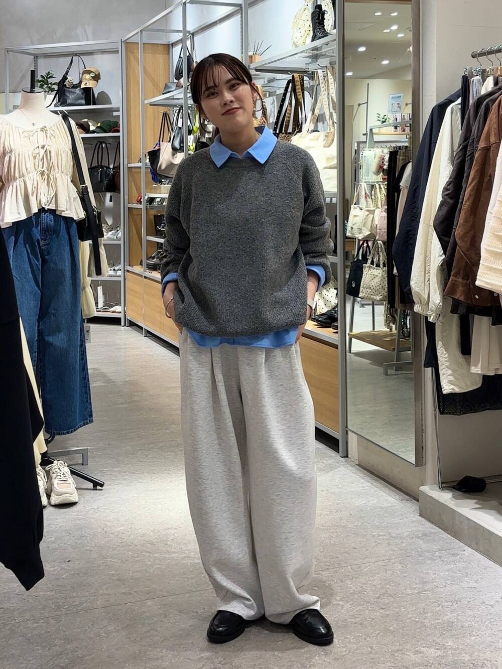 グレー系のスウェットパンツ、ブルー系のシャツ/ブラウス、ブラック系のローファーを着用したレディースの秋コーディネートの7枚目の写真