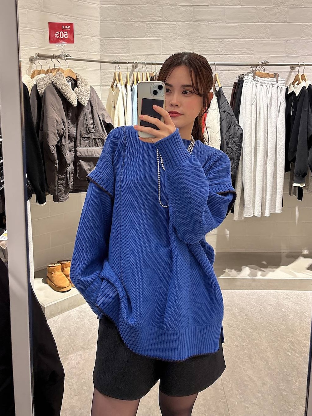 ブルー系のニット/セーター、グレー系のその他パンツ、ブラック系のローファーを着用したレディースの冬コーディネートの3枚目の写真