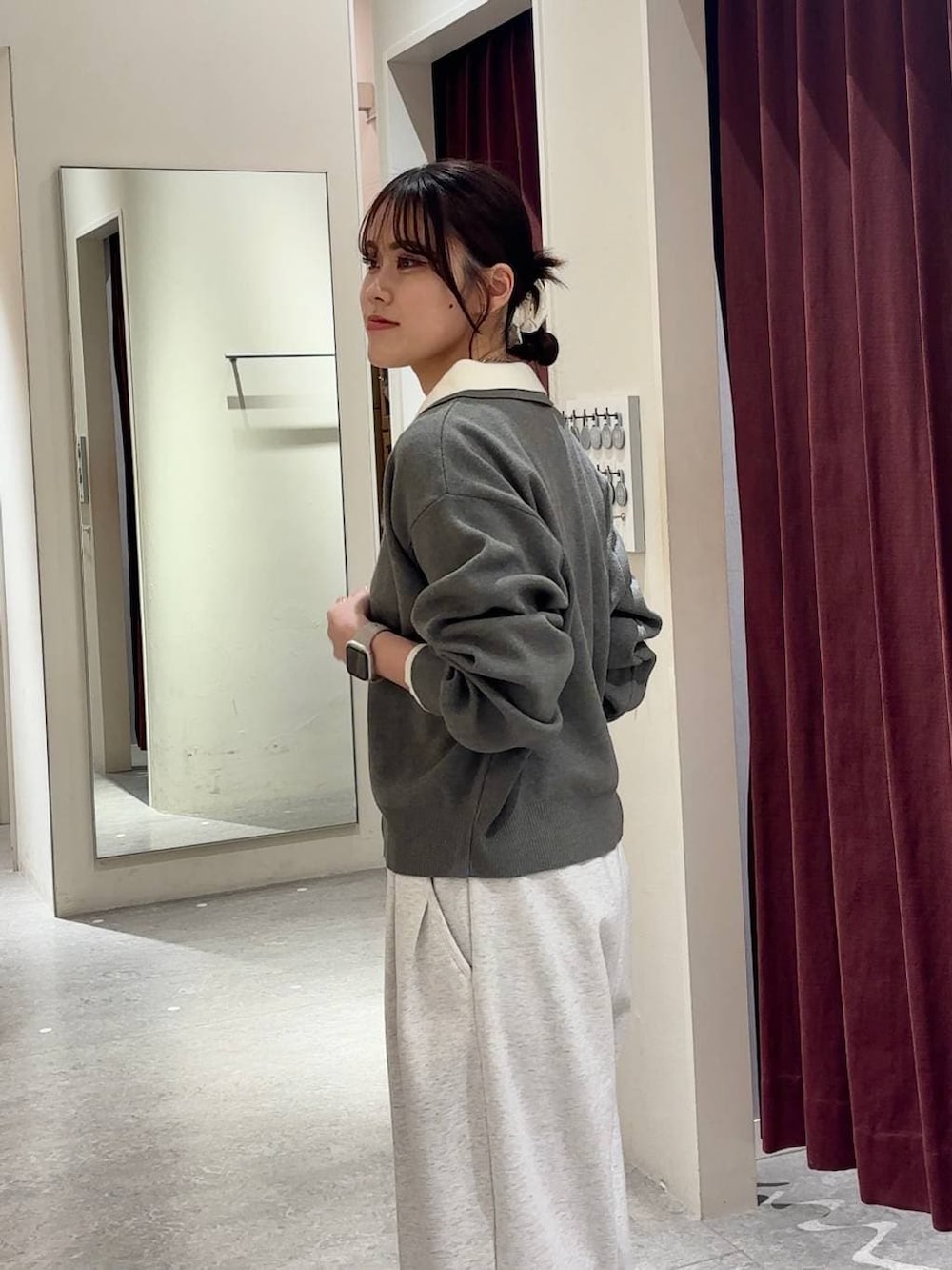 グレー系のスウェットパンツ、ブラック系のローファー、グレー系のニット/セーターを着用したレディースの冬コーディネートの5枚目の写真