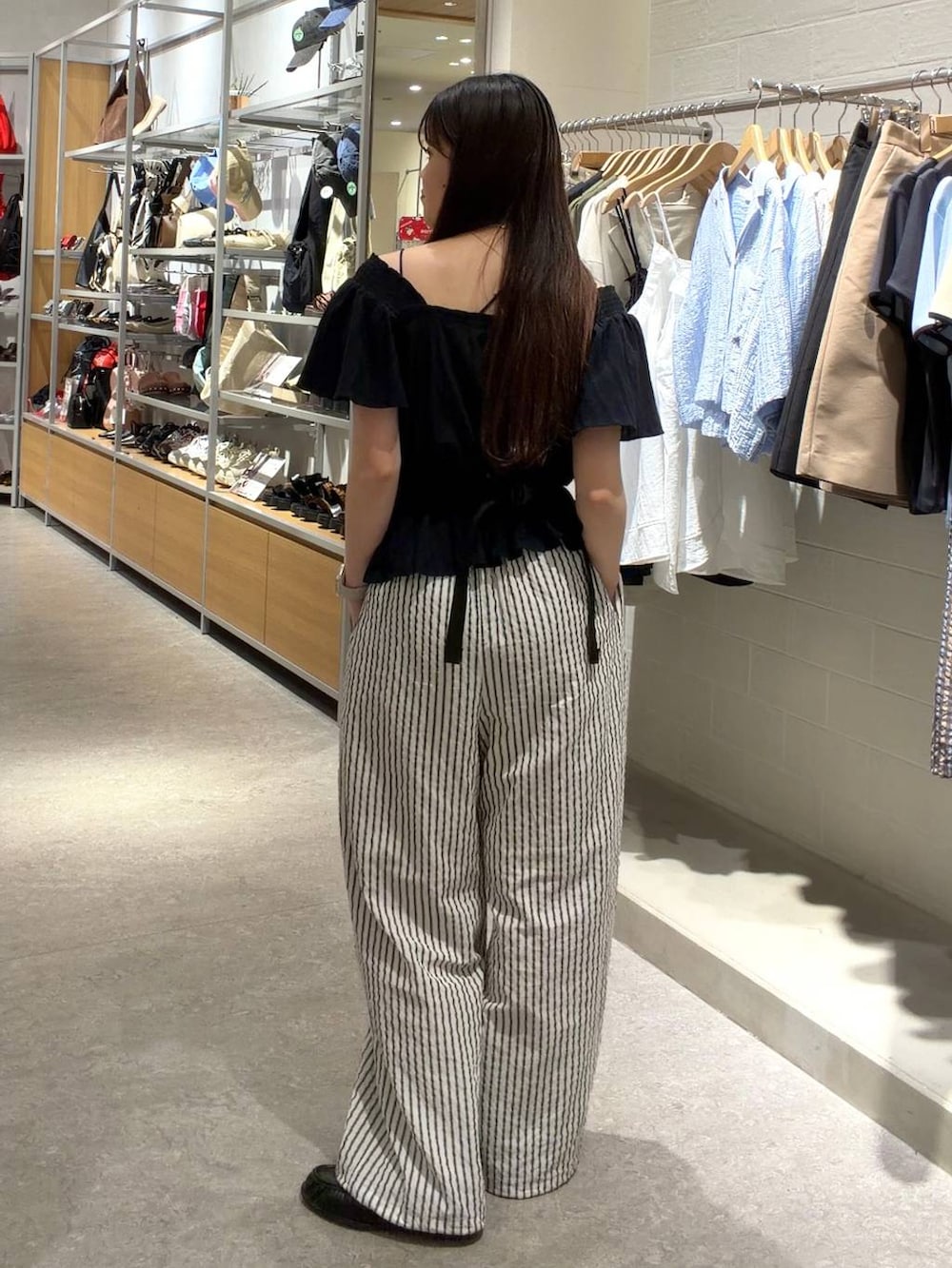 ブラック系のシャツ/ブラウス、ホワイト系のその他パンツ、シルバー系のチョーカーを着用したレディースの春コーディネートの3枚目の写真