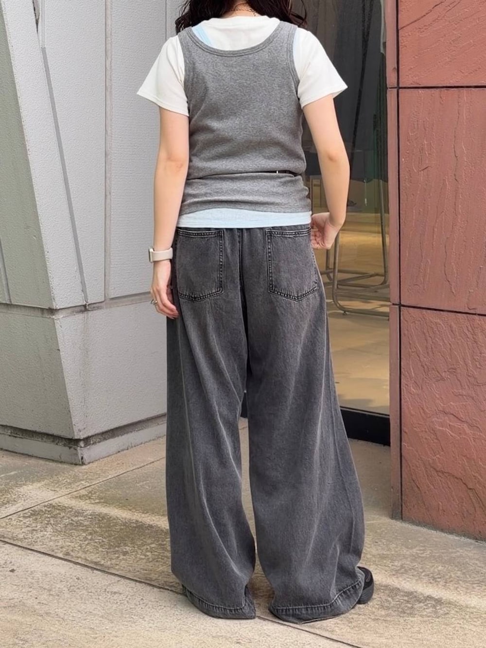 ブルー系のタンクトップ、グレー系のタンクトップ、ホワイト系のTシャツ/カットソーを着用したレディースの夏コーディネートの4枚目の写真