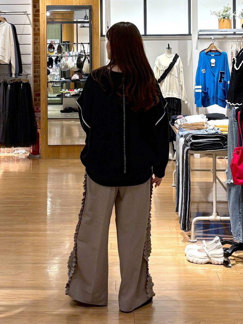 ブラック系のニット/セーター、ブラック系のバレエシューズ、ベージュ系のその他パンツを着用したレディースの冬コーディネートの4枚目の写真