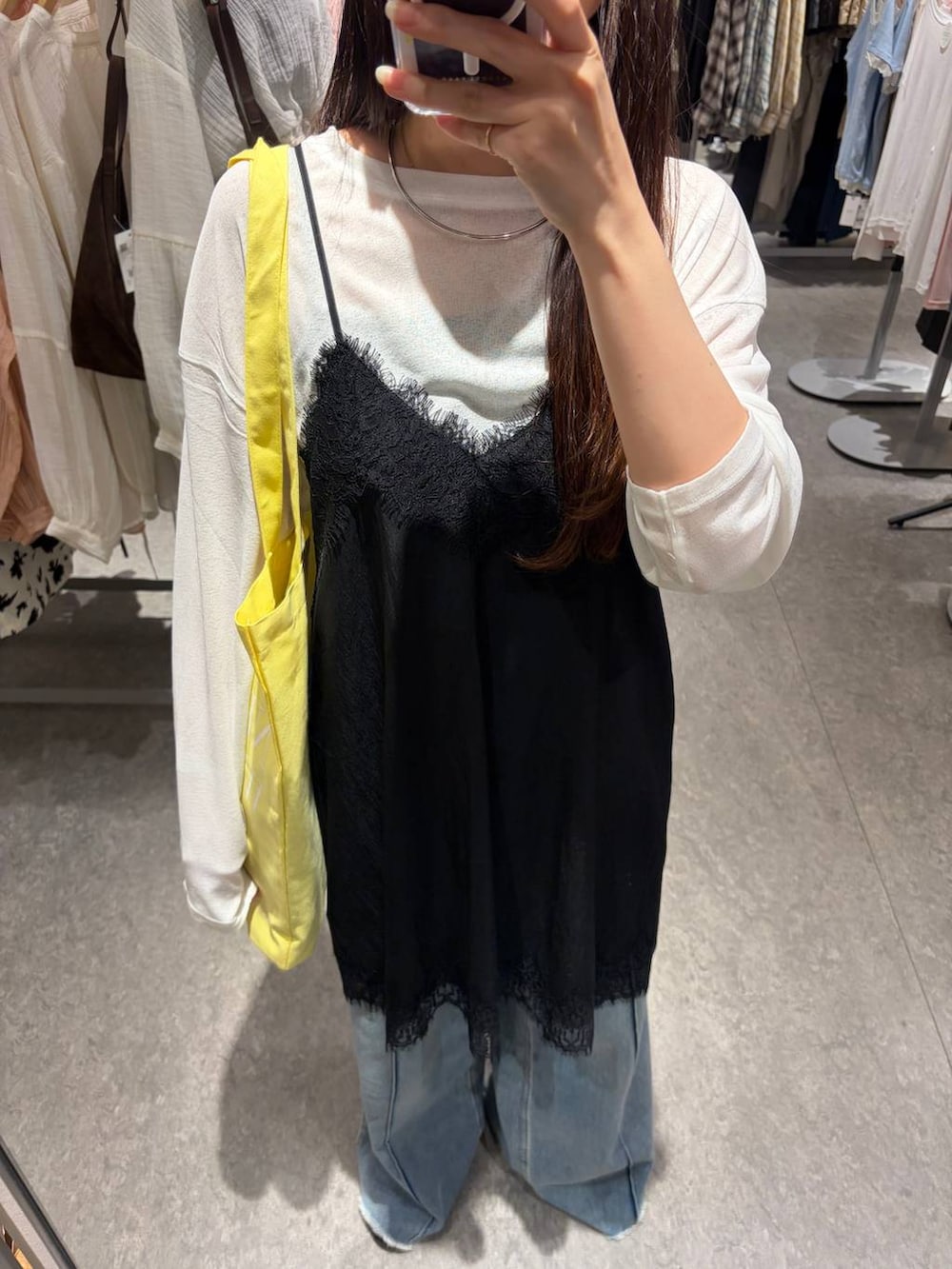 ゴールド系のタンクトップ、ホワイト系のTシャツ/カットソー、ブルー系のデニムパンツを着用したレディースの春コーディネートの2枚目の写真