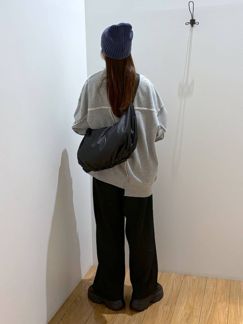 ブラック系のその他パンツ、ブラック系のスニーカー、ブラック系のショルダーバッグを着用したレディースの冬コーディネートの4枚目の写真