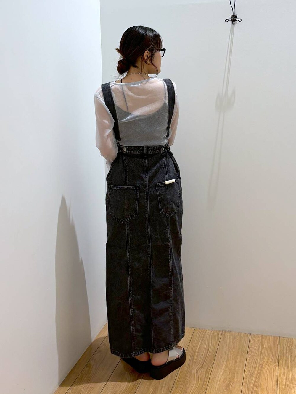 「LOWRYS FARM、きれいめカジュアル、大人カジュアル、サロペット、着痩せ・細見え、高見え、体型カバー、夏コーデ、ローリーズスタイル_LOWRYS FARM、デニムワンピース」|「LOWRYS FARMのスタッズキンチャクショルダー 109910(ショルダーバッグ、シルバー系)」を使った、kuboさん(レディース・161cm)の夏コーディネートの4枚目の写真