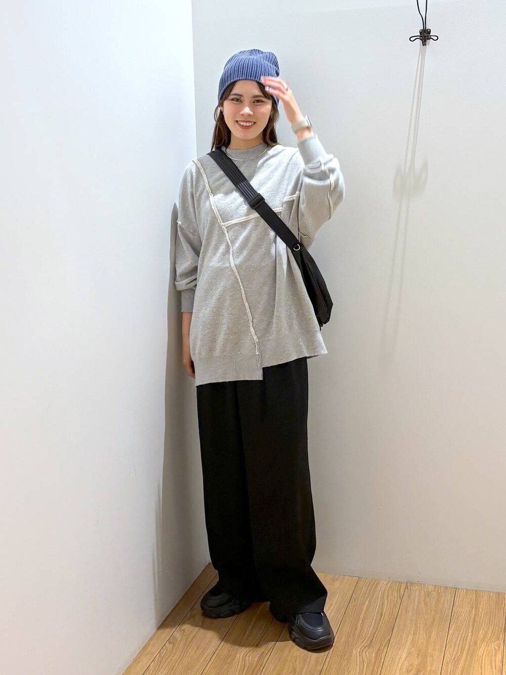 ブラック系のその他パンツ、ブラック系のスニーカー、ブラック系のショルダーバッグを着用したレディースの冬コーディネートの2枚目の写真