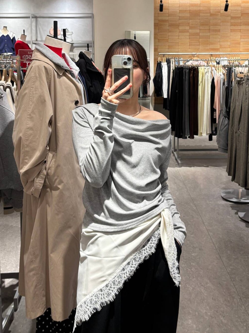 ブラック系のその他パンツ、グレー系のTシャツ/カットソー、シルバー系のチョーカーを着用したレディースの冬コーディネートの3枚目の写真