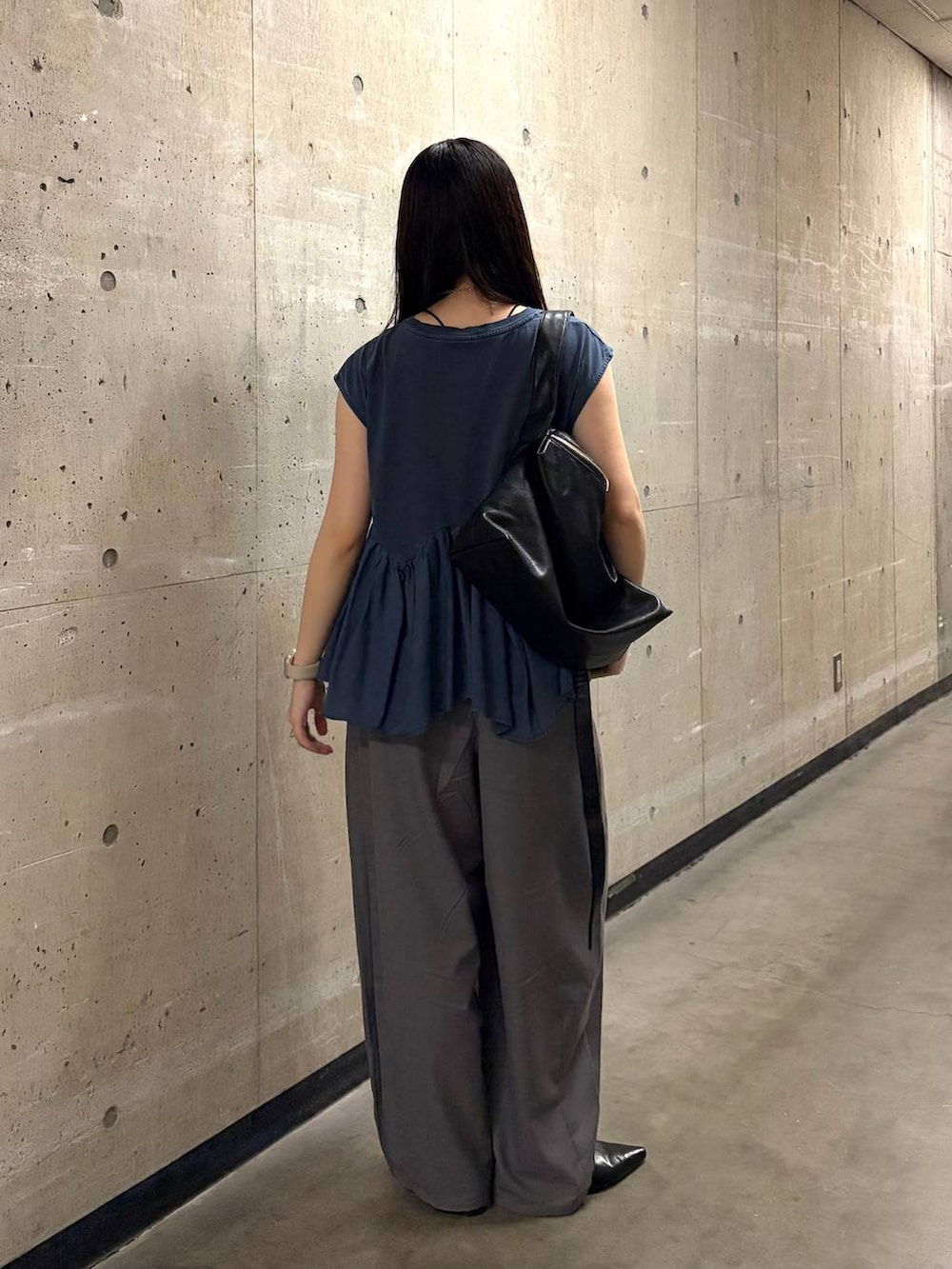 ブルー系のTシャツ/カットソー、グレー系のその他パンツ、ブラック系のサンダルを着用したレディースの夏コーディネートの4枚目の写真