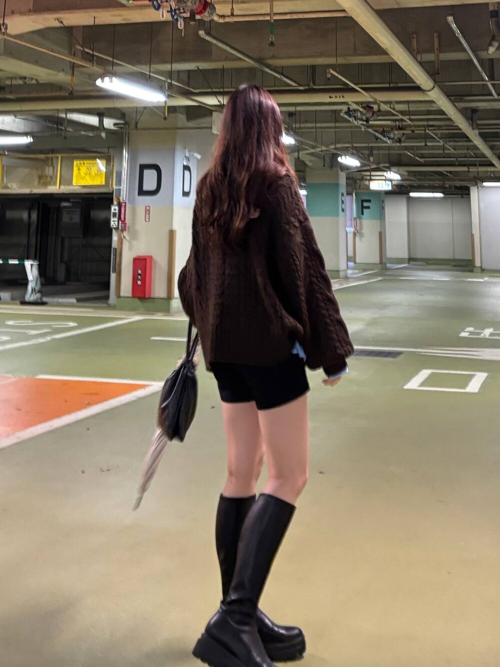 ブルー系のシャツ/ブラウス、ブラック系のブーツ、ブラウン系のカーディガン/ボレロを着用したレディースの秋コーディネートの5枚目の写真