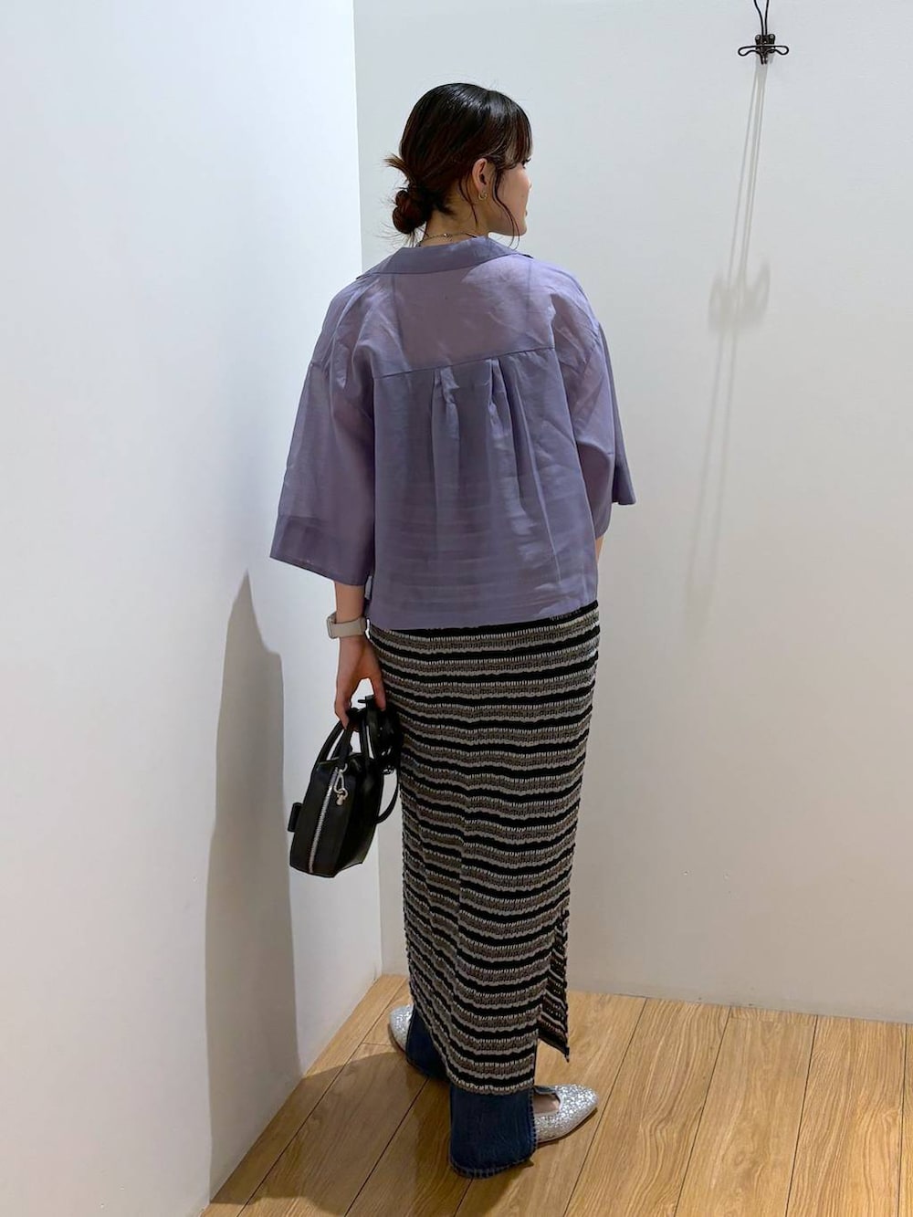 パープル系のシャツ/ブラウス、ブルー系のデニムパンツ、ブラック系のキャミソールを着用したレディースの夏コーディネートの4枚目の写真