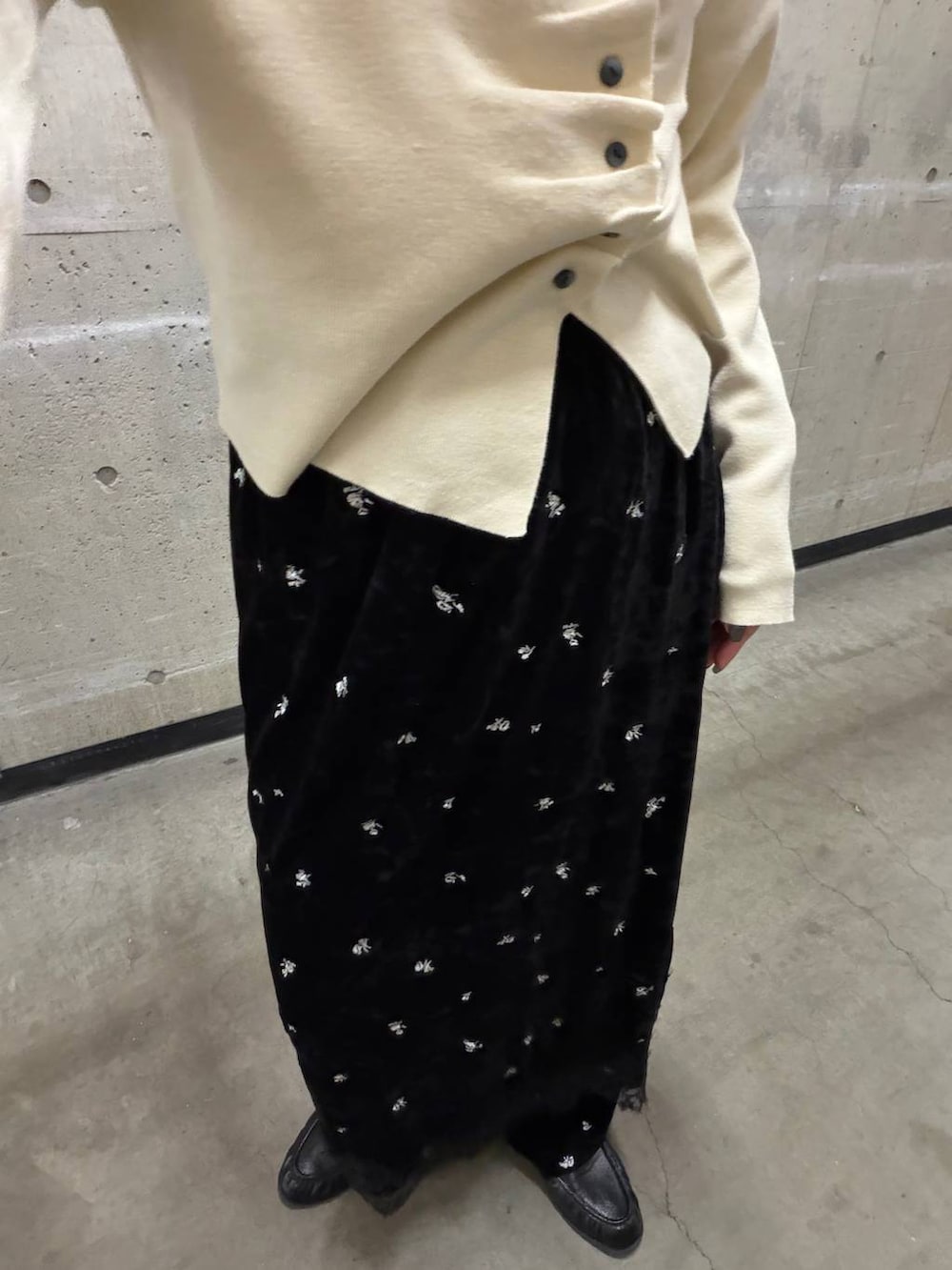 ブラック系のスカート、ブラック系のその他パンツ、ホワイト系のニット/セーターを着用したレディースの秋コーディネートの3枚目の写真