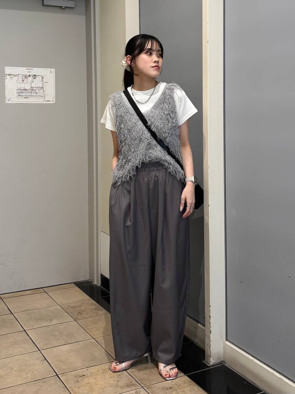 ホワイト系のTシャツ/カットソー、シルバー系のサンダル、グレー系のその他パンツを着用したレディースの夏コーディネートの2枚目の写真