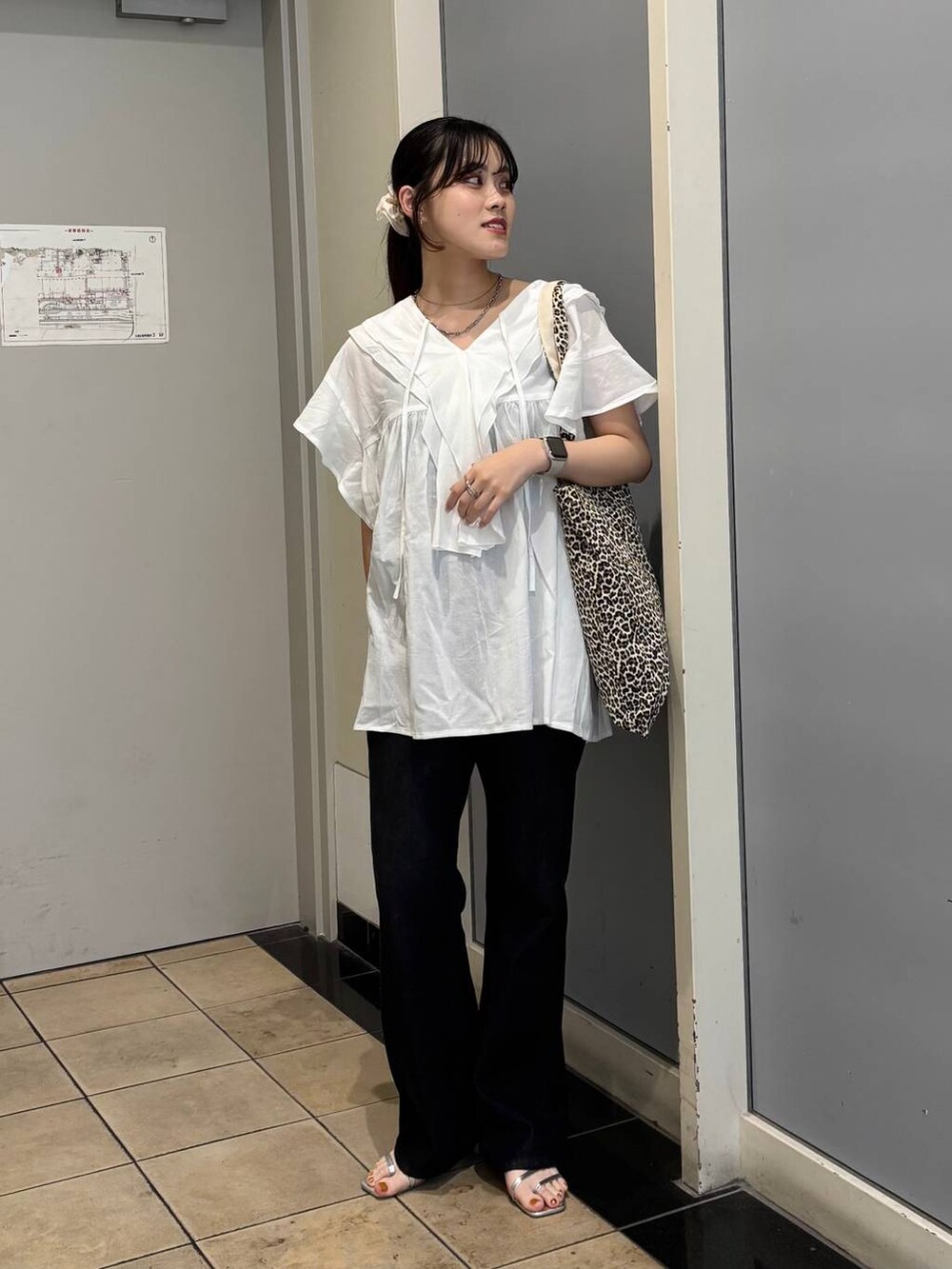 その他のトートバッグ、シルバー系のサンダル、ホワイト系のシャツ/ブラウスを着用したレディースの夏コーディネートの2枚目の写真