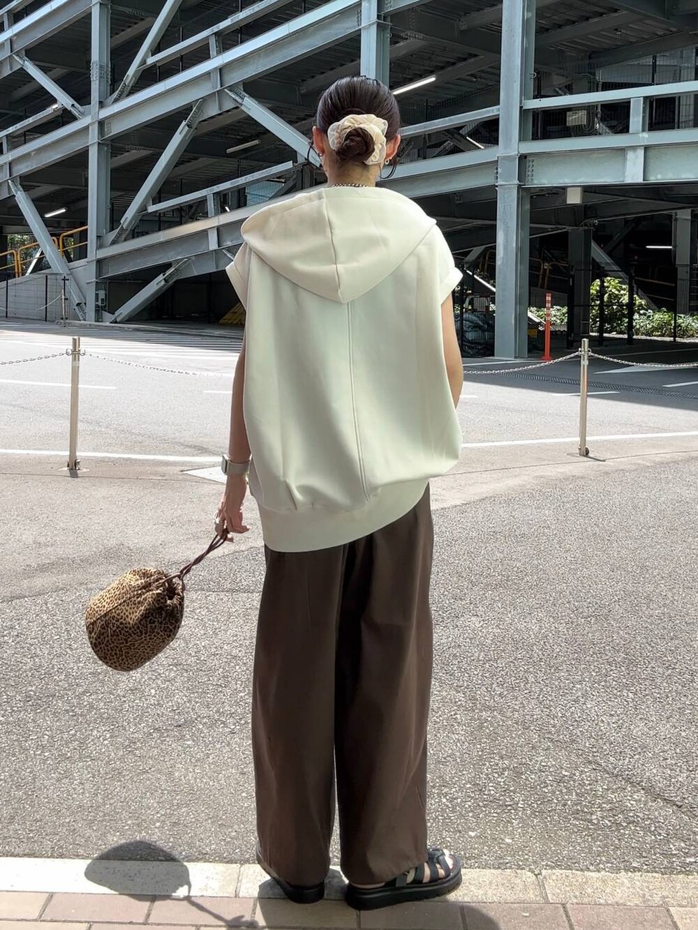 「着痩せ・細見え、高見え、体型カバー、春コーデ、ローリーズスタイル_LOWRYS FARM、LOWRYS FARM、春色、春服みてみて、夏コーデ、カジュアル、カジュアルコーデ、スウェット、スウェットパンツ」｜「LOWRYS FARMのカンドウフィットグルカ 283656（サンダル、ブラック系）」を使った、kuboさん（レディース・161cm）の夏コーディネートの5枚目の写真