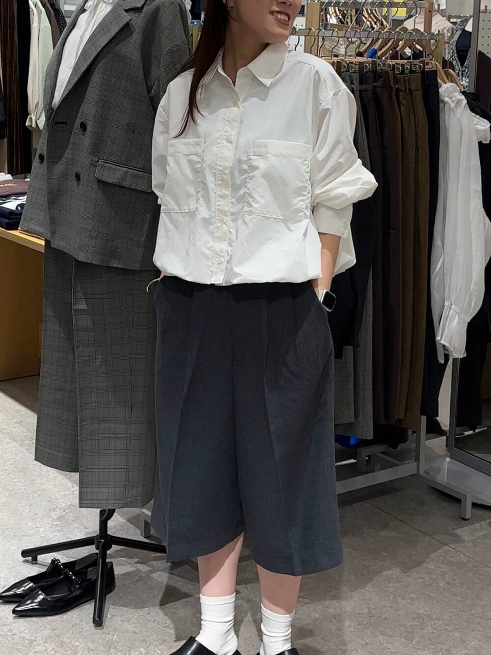 グレー系のその他パンツ、ブラック系のサンダル、ホワイト系のシャツ/ブラウスを着用したレディースの秋コーディネートの6枚目の写真