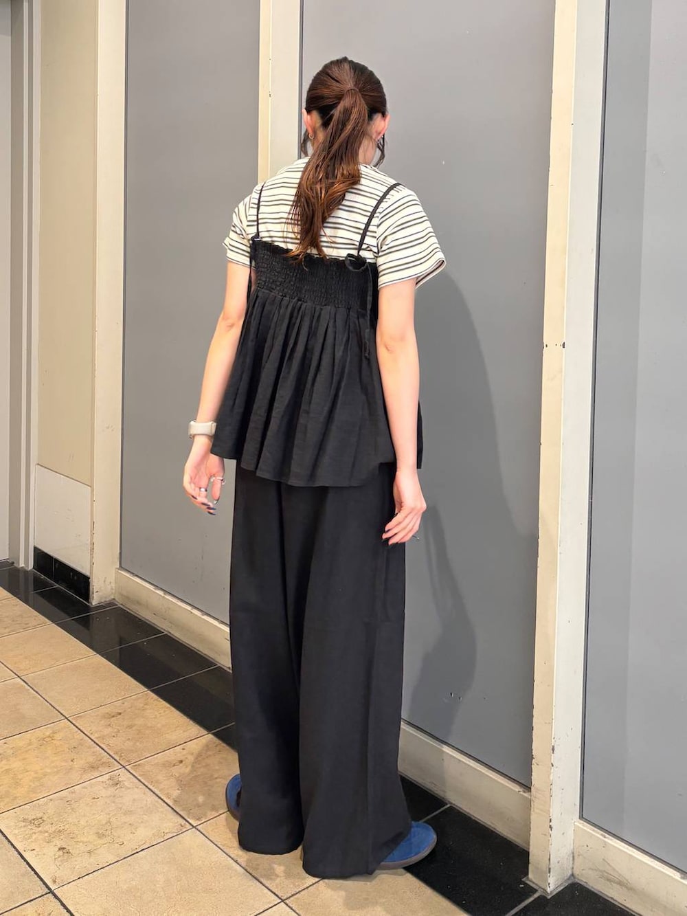 「着痩せ・細見え、高見え、体型カバー、春コーデ、ローリーズスタイル_LOWRYS FARM、LOWRYS FARM、春色、春服みてみて、セットアップ、夏コーデ、Tシャツ、カジュアル、カジュアルコーデ」｜「LOWRYS FARMのフライスチビＴシャツＳＳ 111954（Tシャツ/カットソー、ホワイト系）」を使った、kuboさん（レディース・161cm）の春コーディネートの4枚目の写真