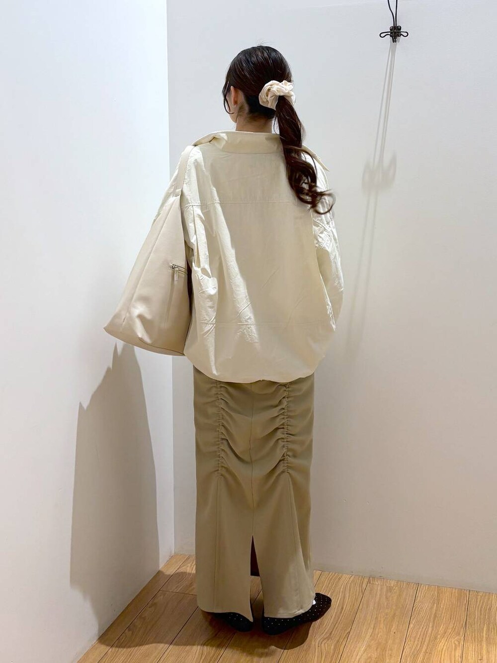 「着痩せ・細見え、高見え、体型カバー、春コーデ、ローリーズスタイル_LOWRYS FARM、LOWRYS FARM、春色、春服みてみて、ワントーン、春アウター、スカート、きれいめカジュアル」|「LOWRYS FARMのヤワラカルイ2WAYショルダーBAG 115210(ショルダーバッグ、ホワイト系)」を使った、kuboさん(レディース・161cm)の春コーディネートの4枚目の写真